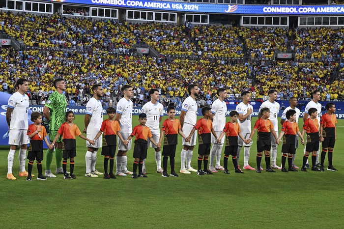 Los jugadores titulares de Uruguay para el partido ante Colombia por semifinales de Copa América 2024, el 10 de julio en el estadio Bank of America en Charlotte. · Foto: Chandan Khanna, AFP