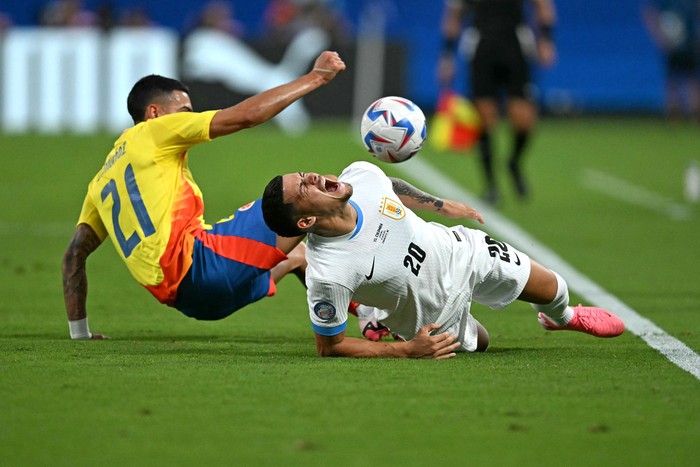 Daniel Muñoz, de Colombia, y Maximiliano Araújo, de Uruguay. · Foto: Chandan Khanna, AFP