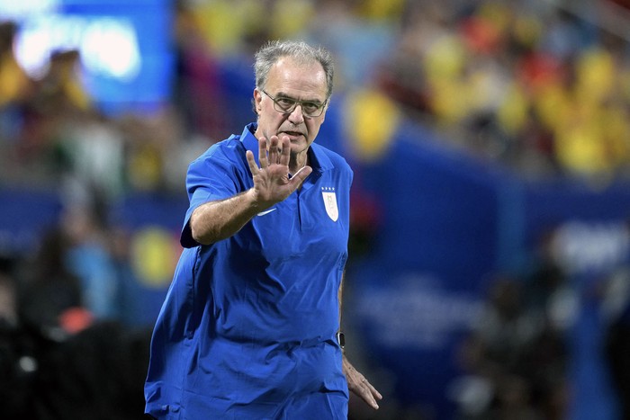 Marcelo Bielsa, durante el partido ante Colombia en el estadio Bank of America, en Charlotte, Carolina del Norte (archivo, julio de 2024). · Foto: Juan Mabromata,  AFP