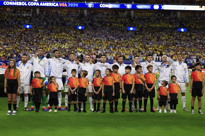 Los jugadores de Argentina antes del partido final de la Copa América 2024 entre Argentina y Colombia, el 14 de julio, en el Hard Rock Stadium, en Miami Gardens. · Foto: Buda Mendes, Getty Images, AFP