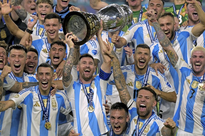 Los jugadores argentinos tras recibir el trofeo de campeones de la Copa América 2024. · Foto: Juan Mabromata,  AFP