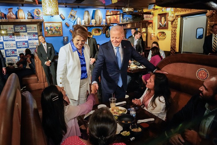 Joe Biden junto a Maritza Rodríguez (asesora de campaña de Biden), el 17 de junio, en un restaurante en Nevada. Foto: Kent Nishimura, AFP.
