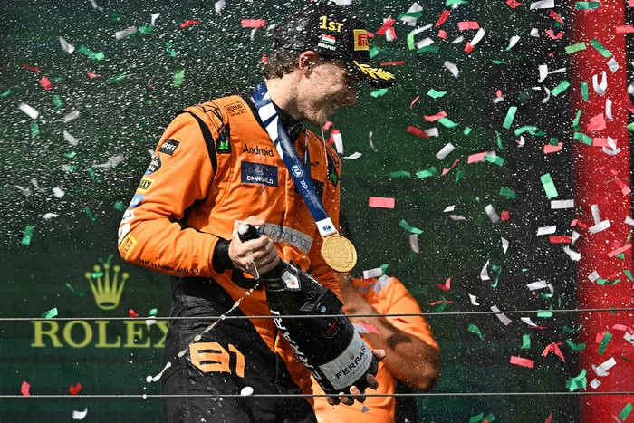 Oscar Piastri, de McLaren-Mercedes, después del Gran Premio de Hungría de Fórmula 1 en el circuito de Hungaroring, en Mogyorod. · Foto: Attila  Kisbenedek / AFP