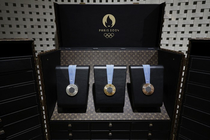 Las medallas de los Juegos Olímpicos de París 2024 se exhiben dentro de un baúl diseñado a medida fabricado por Louis Vuitton, el 22 de julio en París. · Foto: Stephane de Sakutin, AFP