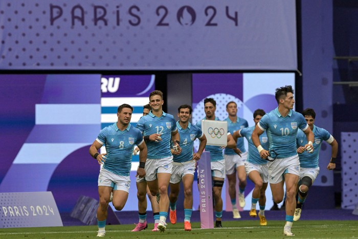Los jugadores de Uruguay salen al campo antes del partido de rugby entre Fiji y Uruguay, durante los Juegos Olímpicos de París 2024, en el Stade de France en Saint-Denis. · Foto: Carl de Souza, AFP