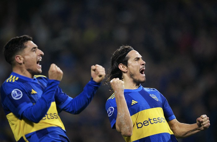 Miguel Merentiel y Edinson Cavani, durante un partido por la Copa Libertadores en el estadio Alberto J Armando "La Bombonera" (archivo, julio de 2024). · Foto: Juan Mabromata,  AFP