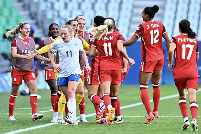 Partido entre Canadá y Nueva Zelanda, el 25 de julio, durante los Juegos Olímpicos de París 2024 en el estadio Geoffroy-Guichard en Saint-Etienne. · Foto: Arnaud Finistre, AFP