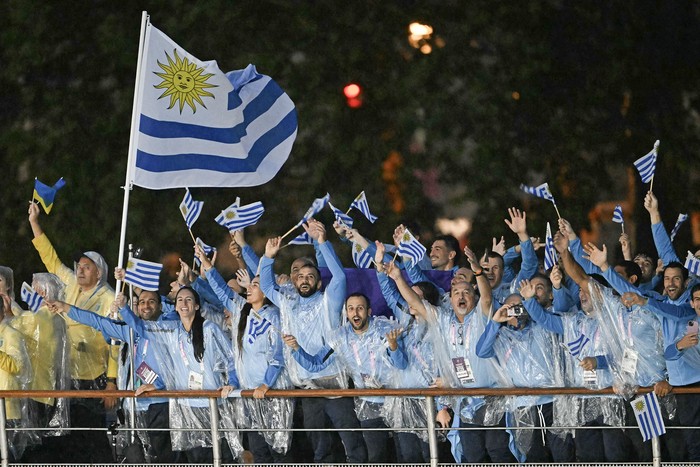 Delegación de Uruguay, el 26 de julio, durante la ceremonia inaugural por el río Sena. · Foto: Mauro Pimentel, AFP