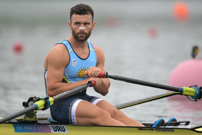 Bruno Cetraro, listo para competir en single abierto, este sábado, durante la competencia de remo en el Estadio Náutico Olímpico, en Vaires-sur-Marne, en los Juegos Olímpicos París 2024. · Foto: Bertrand Guay, AFP