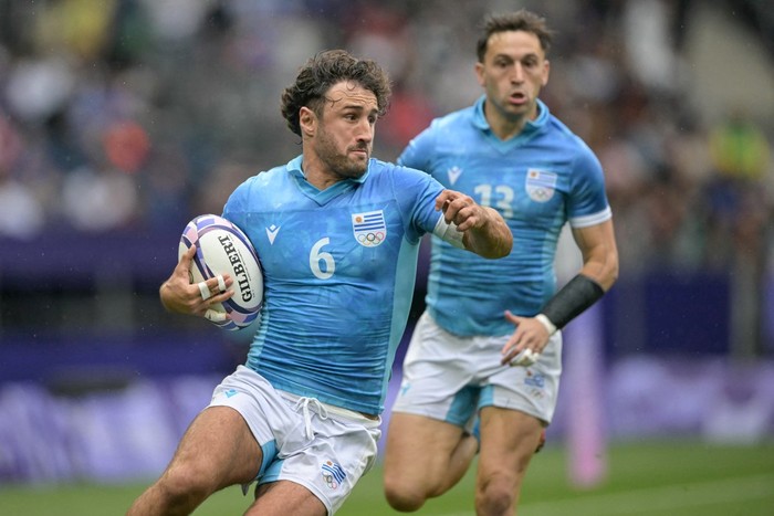 El capitán de Los Teros, Diego Ardao, corre con el balón durante el partido de rugby seven masculino entre Japón y Uruguay durante los Juegos Olímpicos París 2024, en el Stade de France, en Saint-Denis, el 27 de julio de 2024. · Foto: Carl de Souza, AFP