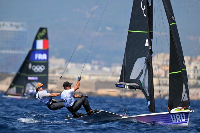 El dúo uruguayo Hernán Umpierre y Fernando Diz en los Juegos Olímpicos de París 2024, el 28 de julio, en la Marina Roucas-Blanc en Marsella. · Foto: Nicolás Tucat, AFP