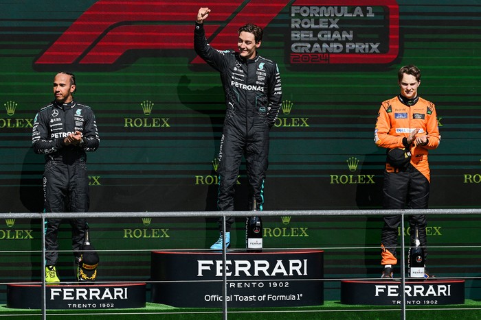 Lewis Hamilton, George Russell y Oscar Piastri posan en el podio después del Gran Premio de Bélgica de Fórmula 1 en el circuito de Spa-Francorchamps, en Spa, el 28 de julio de 2024. 
Foto: JOHN THYS, AFP · Foto: Jhonel Rodriguez, presidencia peruana, AFP