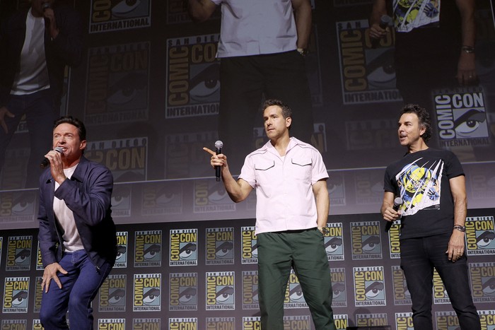 Hugh Jackman, Ryan Reynolds y Shawn Levy, el 25 de julio, durante Marvel Studios: The Ultimate Deadpool & Wolverine Celebration of Life, en el Hall H de SDCC en San Diego, California. Foto: Jesse Grant, Getty Images, AFP