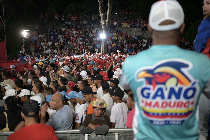 Partidarios del presidente venezolano Nicolás Maduro, el 28 de julio, afuera del palacio presidencial de Miraflores en Caracas. · Foto: Yuri Cortez / AFP