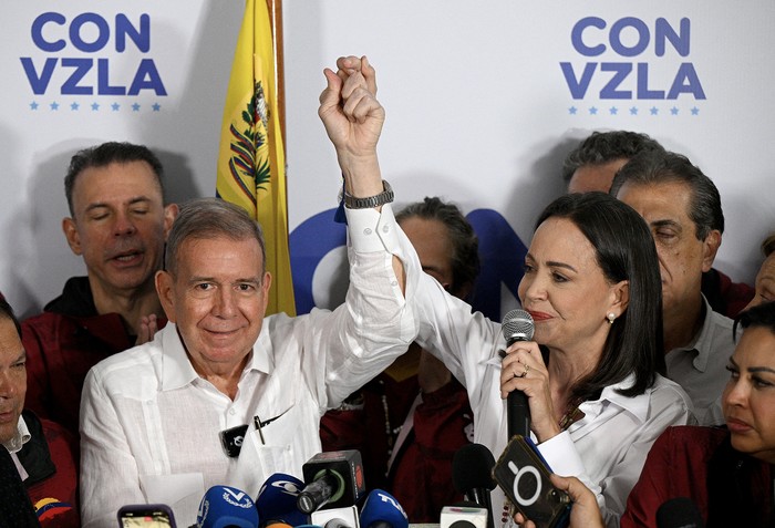 Edmundo González Urrutia y María Corina Machado, hablan con la prensa luego de conocer los resultados, el 29 de julio, en Caracas. · Foto: Federico Parra, AFP