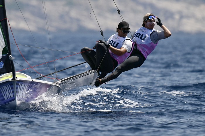 Hernán Umpierre y Fernando Diz, el 29 de julio, durante la competencia de vela en el puerto deportivo de Roucas-Blanc en Marsella el 29 de julio de 2024. · Foto: Christophe Simon / AFP