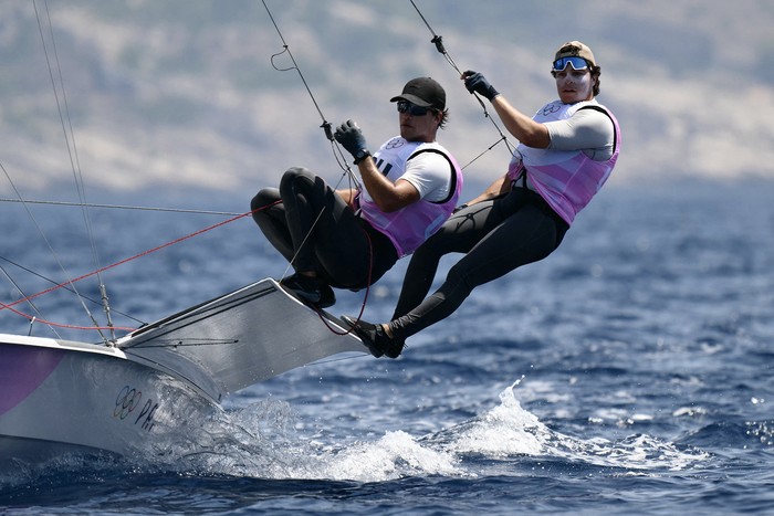 Los uruguayos Hernán Umpierre y Fernando Diz, el 29 de julio, durante la competencia de vela de los Juegos Olímpicos París 2024, en la Marina Roucas-Blanc, en Marsella. · Foto: Christophe Simon, AFP