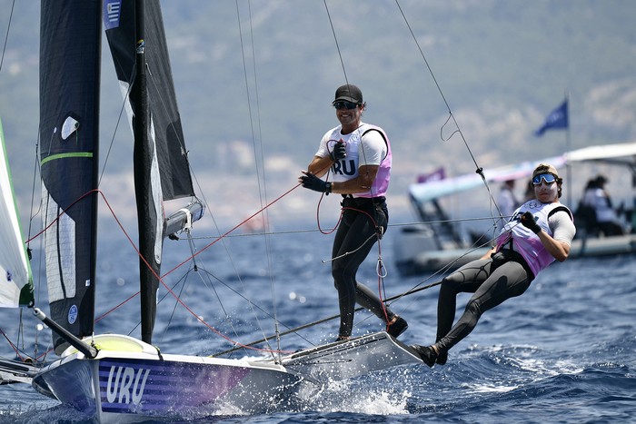 Hernán Umpierre y Fernando Diz, al finalizar la carrera 4 del evento de esquife 49er masculino, en la competición de vela en el puerto deportivo Roucas-Blanc de Marsella. · Foto: Christophe Simon, AFP