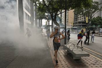 Protestas de opositores al gobierno de Nicolás Maduro, el 29 de julio, en el barrio Catia, en Caracas. · Foto: Raúl Arboleda, AFP