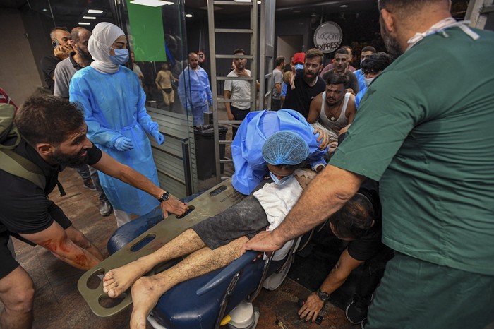 Un hombre herido es ingresado de urgencia en el hospital de Bahman después de que el ejército israelí atacara un suburbio del sur de Beirut. · Foto: S/d de autor, AFP