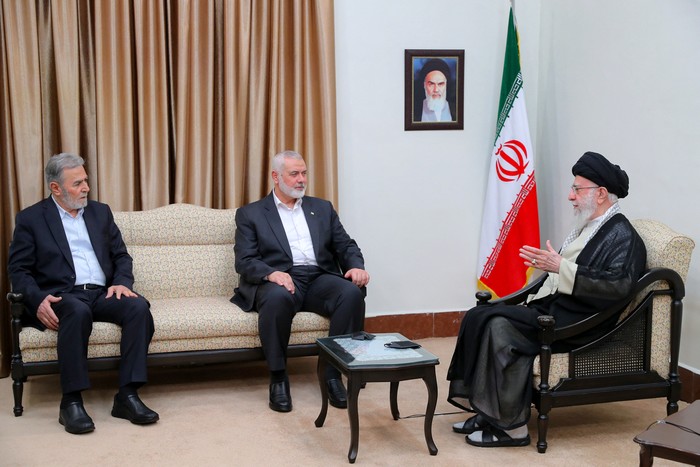 Ismail Haniyeh (C) con el líder supremo de Irán, el ayatolá Ali Jamenei (D), y Ziad Nakhaleh, de la Yihad Islámica, en Teherán, el 30 de julio. · Foto: Khamenei.ir, AFP