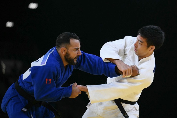 Mikael Aprahamian y Takanori Nagase, durante el judo masculino de -81 kg, el 30 de julio, en el Champ de Mars Arena, en París. · Foto: Luis Robayo, AFP