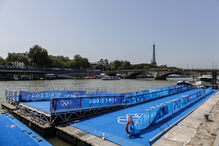 Sede de la parte de natación del triatlón de los Juegos Olímpicos de París 2024, el 30 de julio, a orillas del Sena. Foto: Thibaud Moritz, AFP