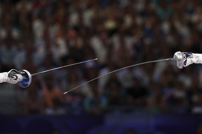 Esgrimistas en el combate por la medalla de bronce por equipos de espada femenina entre Polonia y China, en los Juegos Olímpicos París 2024, en el Grand Palais de París. · Foto: Franck Fife,  AFP