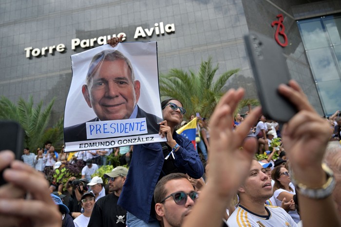 Opositores al presidente venezolano, Nicolás Maduro, participan en una manifestación convocada por el candidato presidencial Edmundo González Urrutia y la líder opositora María Corina Machado, el 30 de julio, frente a la sede de las Naciones Unidas en Caracas. · Foto: Juan Barreto, AFP