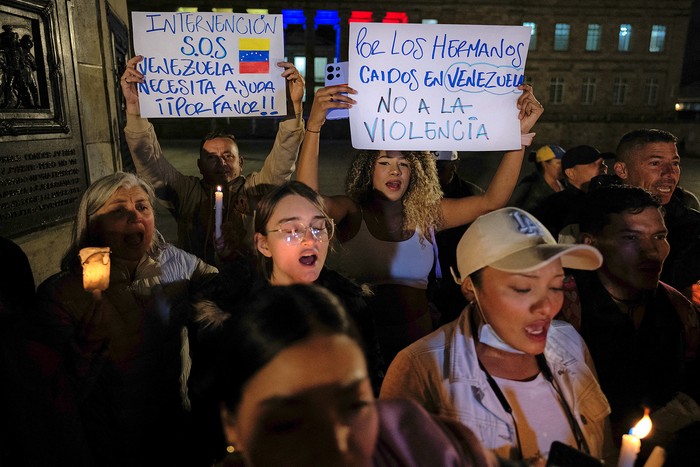 Protestas contra la victoria presidencial de Nicolás Maduro, el 30 de julio, durante una vigilia en la Plaza Bolívar de Bogotá. · Foto: Luis Acosta, AFP