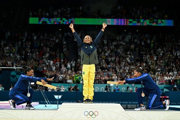 Simone Biles, Rebeca Andrade y Jordan Chiles, durante la premiación, el 5 de agosto, en el Bercy Arena en París. · Foto: Gabriel Bouys, AFP