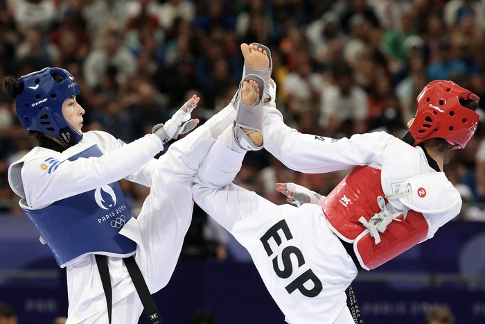 María Sara Grippoli Gagliardo (i), de Uruguay, y Adriana Cerezo, de España, durante los octavos de final de taekwondo femenino de -49 kg, el 7 de agosto, en el Grand Palais de París. · Foto: David Gray, AFP