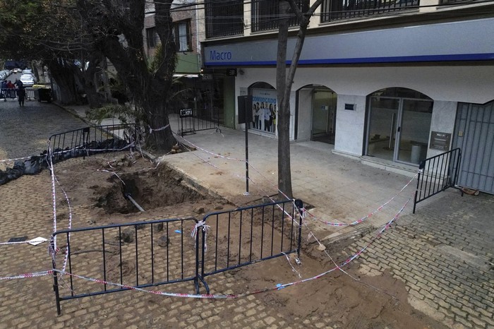 Vista del Banco Macro en San Isidro y el agujero que permitió descubrir el túnel construido presuntamente para robar la sucursal bancaria. · Foto: Franco Fafasuli, AFP