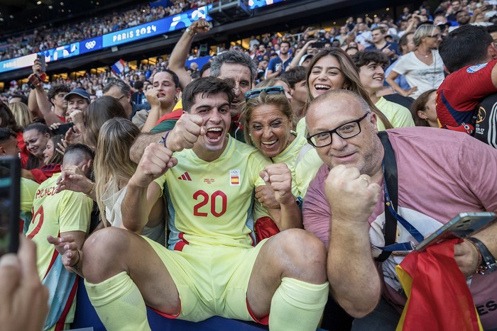 Juanlu Sánchez, de España, celebra la victoria con su familia, el 9 de agosto, en el Parque de los Príncipes de París. · Foto: Franck Fife,  AFP