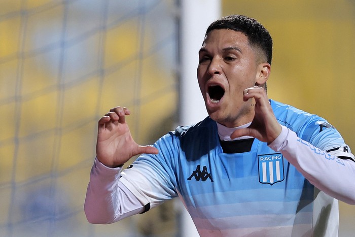 Juan Fernando Quintero, de Racing, celebra  tras marcar el segundo gol de su equipo durante el partido de ida de octavos de final de la Copa Sudamericana entre Huachipato de Chile y Racing de Argentina en el estadio Sausalito de Viña del Mar, Chile. · Foto: Javier Torres AFP