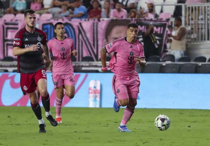 Kevin Long, de Toronto, y Luis Suárez, de Inter Miami, durante el partido por la League Cup 2024, en el estadio Chase en Fort Lauderdale, Florida. · Foto: Chris Arjoon, Getty Images, AFP