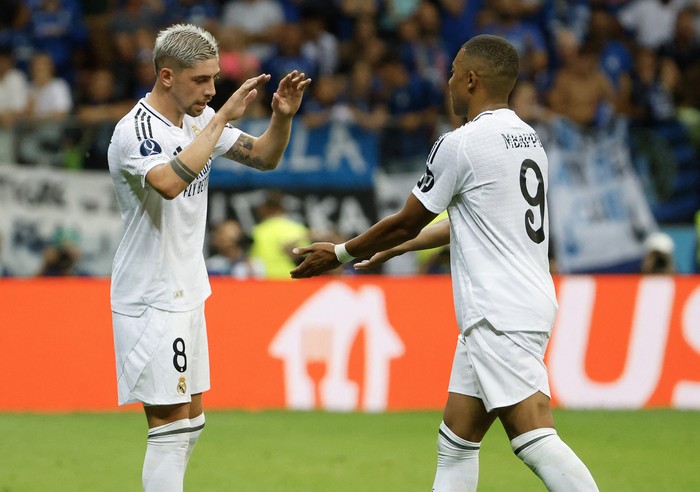 Federico Valverde y Kylian Mbappé, el 14 de agosto, durante el partido ante Atalanta BC en Varsovia. · Foto: Wojtek Radwanski, AFP