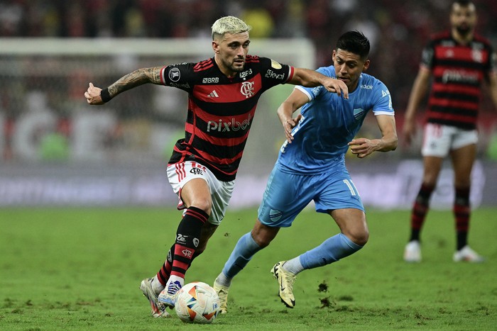 Giorgian de Arrascaeta, de Flamengo, y Ramiro Vaca, de Bolívar, durante el partido de ida de octavos de final de la Copa Libertadores, el 15 de agosto, en el estadio Maracaná de Río de Janeiro. · Foto: Pablo Porciúncula, AFP.