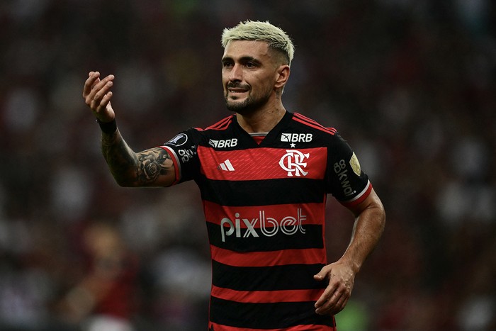 Giorgian de Arrascaeta, de Flamengo, el 15 de agosto, durante un partido ante Bolívar, en el estadio Maracaná de Río de Janeiro. · Foto: Pablo Porciúncula, AFP.