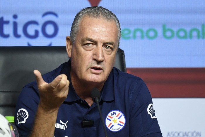 Gustavo Alfaro, durante su presentación como nuevo entrenador de la selección de fútbol de Paraguay, el 16 de agosto, en Asunción. · Foto: Daniel Duarte