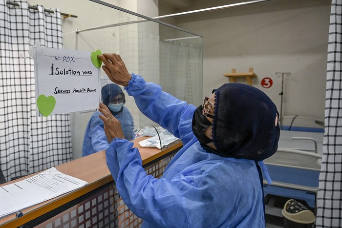 Sala de aislamiento preparada para pacientes con viruela del mono, el 19 de agosto, en el hospital de Policía y Servicios de Peshawar, en Pakistán. · Foto: Abdul Majeed, AFP 