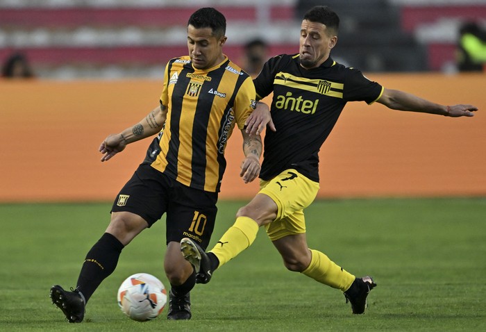 Michael Ortega, de The Strongest, y Javier Cabrera, de Peñarol, en el estadio Hernando Siles de La Paz. · Foto: Aizar Raldes, AFP