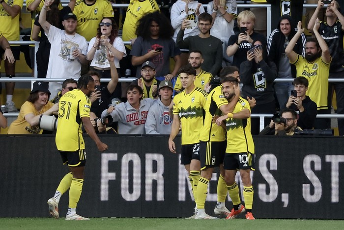 Diego Rossi (d), del Columbus Crew, celebra su gol ante el Philadelphia Union, el 21 de agosto en el estadio Lower.com Field, en Columbus, Ohio. Foto: Kirk Irwin, Getty Images, AFP