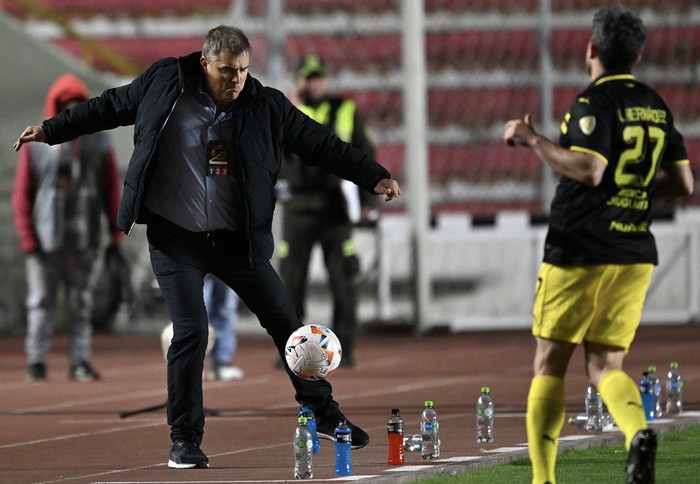 Diego Aguirre, durante el partido de vuelta de los octavos de final de la Copa Libertadores ante The Strongest de Bolivia, el 21 de agosto, en el estadio Hernando Siles de La Paz. · Foto: Aizar Raldes, AFP