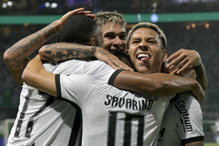 Jefferson Savarino (centro), celebra junto a Marlon Freitas (i), Mateo Ponte y Matheus Martins (d), tras marcar el segundo gol de Botafogo a Palmeiras, el 21 de agosto, en el estadio Allianz Parque de San Pablo, Brasi. · Foto: Nelson Almeida, AFP