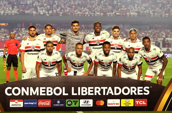 Los jugadores del Sao Paulo posan antes del partido de vuelta de los octavos de final de la Copa Libertadores entre el San Pablo y Nacional. · Foto: Nelson Almeida, AFP