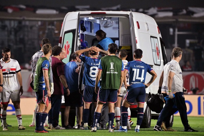 El defensa de Nacional Juan Manuel Izquierdo es trasladado en una ambulancia después de desmayarse, el 22 de agosto, en el estadio Morumbí, en San Pablo. · Foto: Nelson Almeida, AFP