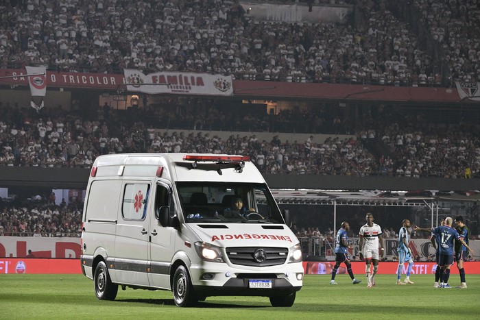 Juan Manuel Izquierdo es trasladado luego de desmayarse durante el partido ante San Pablo, el 22 de agosto, en el estadio Morumbí. · Foto: Nelson Almeida, AFP