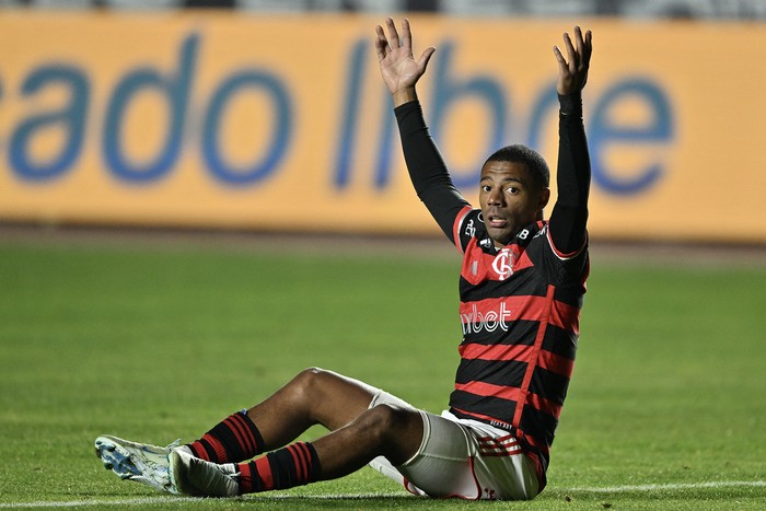 Nicolás de la Cruz, de Flamengo, durante el partido de vuelta de los octavos de final de la Copa Libertadores ante el Bolívar de Bolivia, el 22 de agosto, en el estadio Hernando Siles de La Paz. · Foto: Aizar Raldes, AFP