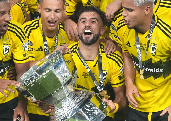 Diego Rossi (c), de Columbus Crew, levanta el trofeo después de la final de la Leagues Cup 2024 contra Los Ángeles FC.
Foto: Jason Mowry, Getty Images, AFP